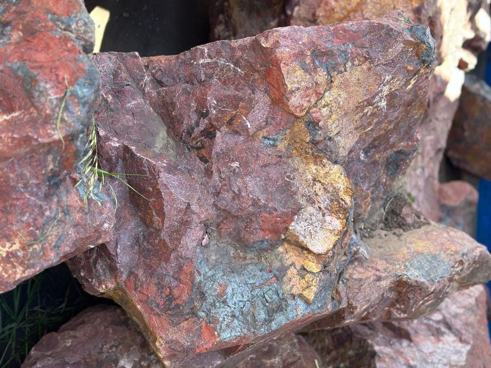 Камни для ландшафтного дизайна красно-фиолетовые 10-60 килограмм купить в Богдановиче