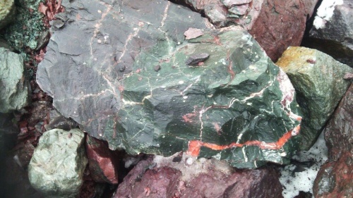 Гигантские зелёные валуны для ландшафтного дизайна весом более 5 тонн купить в Богдановиче