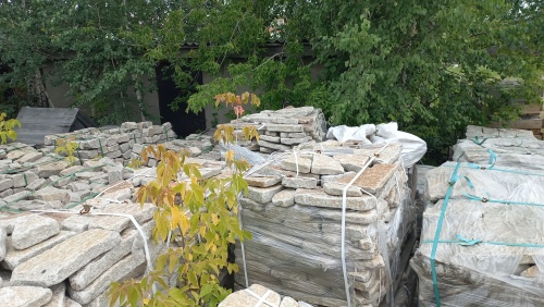 Плитняк галтованный гранитный для ландшафтного дизайна купить в Богдановиче