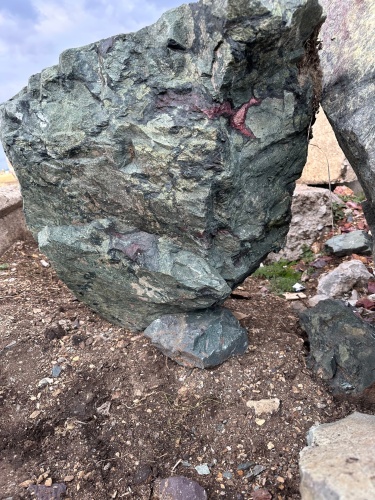 Гигантские зелёные валуны для ландшафтного дизайна весом более 5 тонн купить в Богдановиче