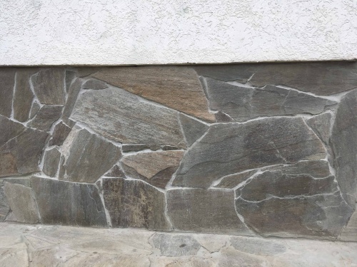 Плитняк златолит Уральский для цоколя, отмостки купить в Богдановиче