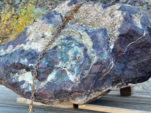 Огромные красно-фиолетовые валуны для ландшафтного дизайна весом более 5 тонн купить в Богдановиче