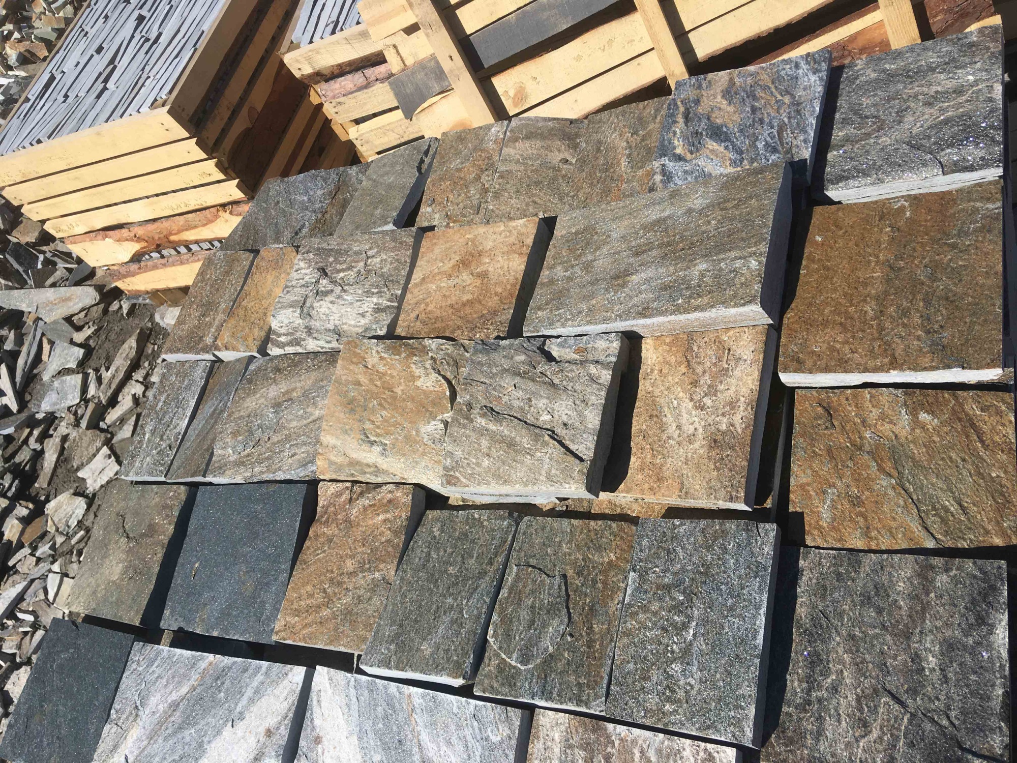 Плитка пилёная златолит Уральский для цоколя, отмостки купить в Богдановиче