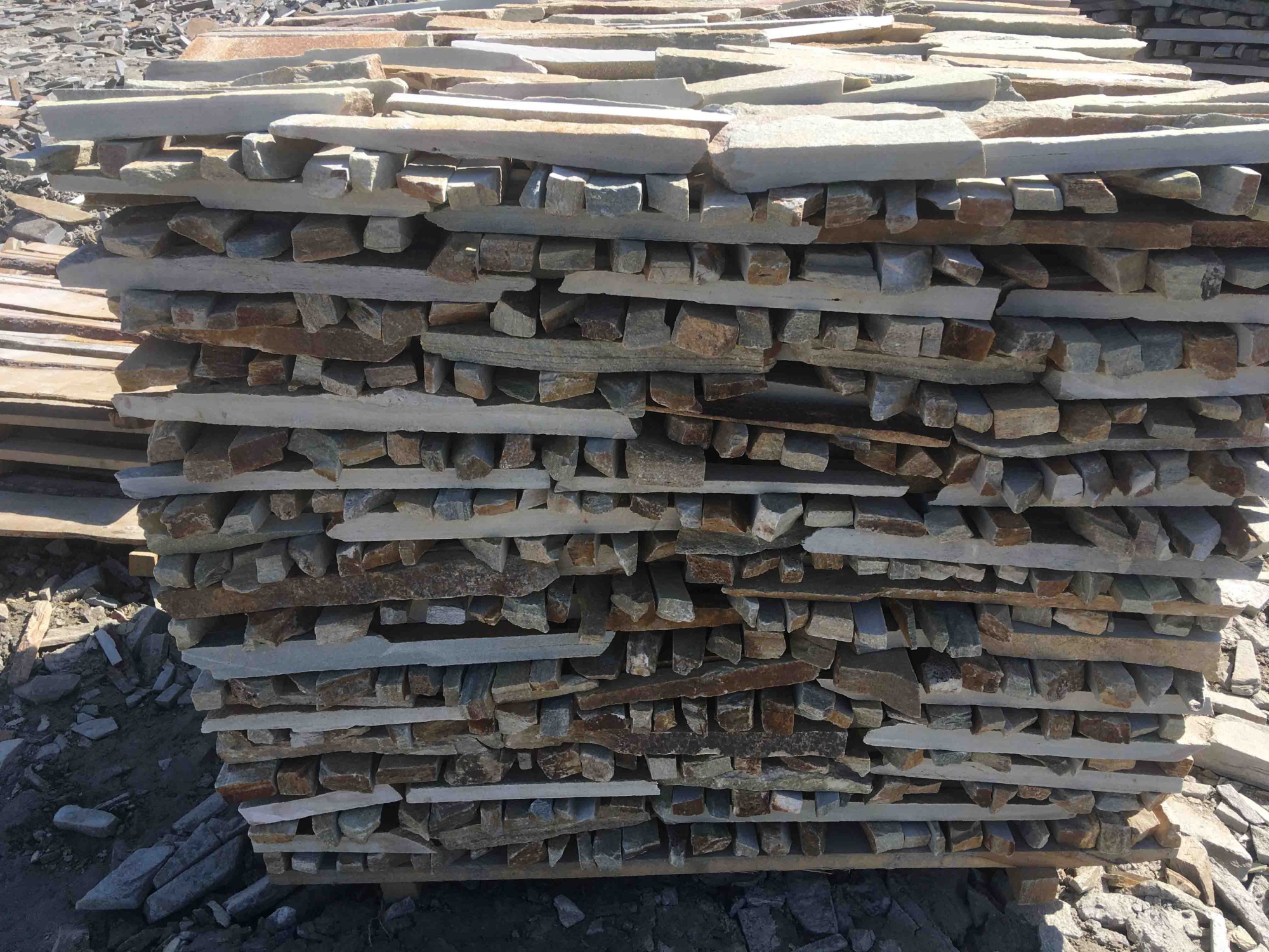 Горбушка златолит золотистый для облицовки купить в Богдановиче