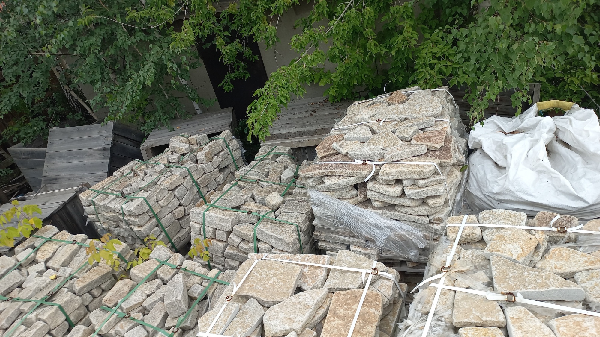 Плитняк гранитный галтованный купить в Богдановиче