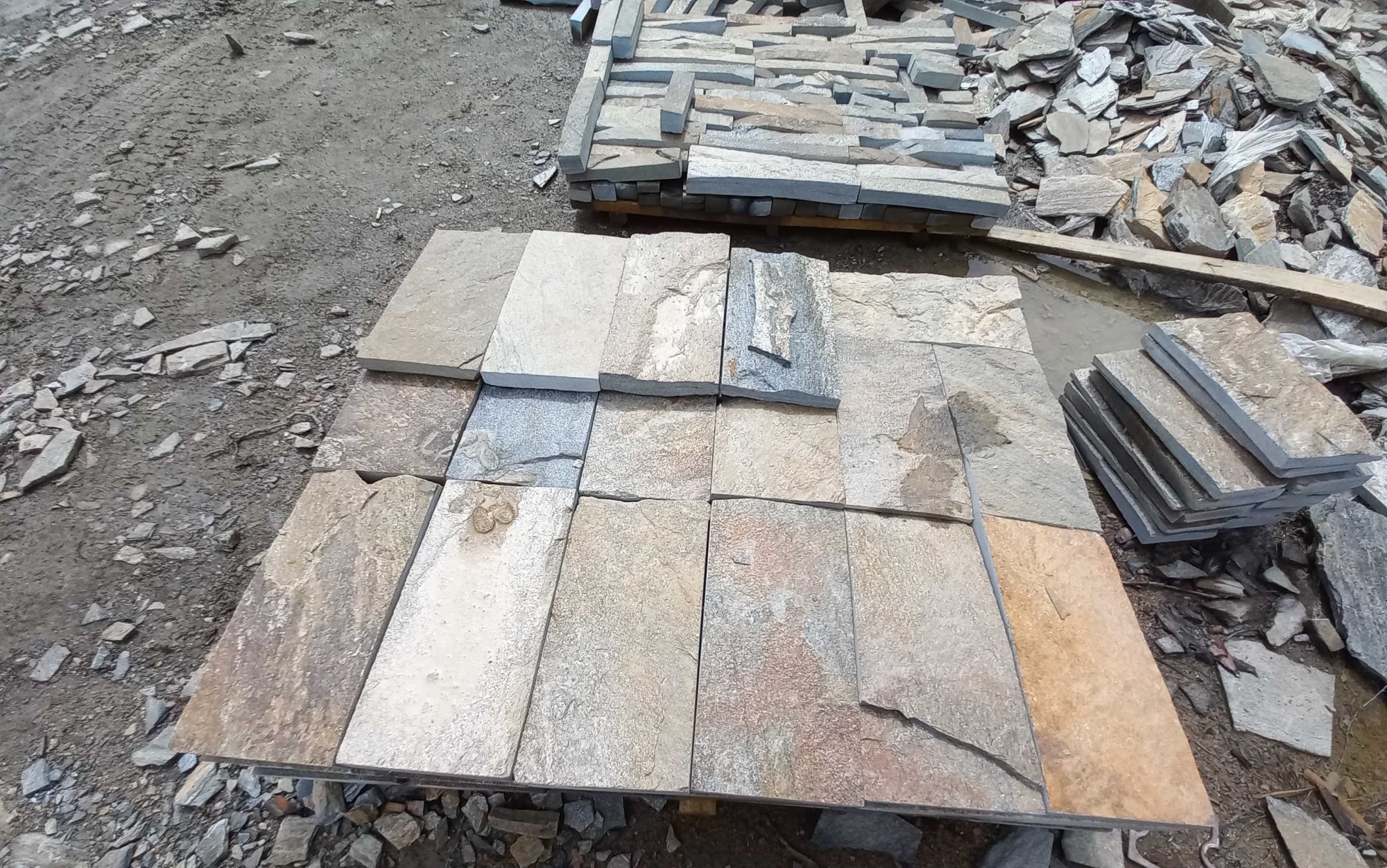 Плитка пилёная златолит Уральский для цоколя, отмостки купить в Богдановиче