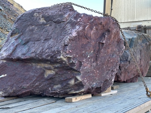 Огромные красно-фиолетовые валуны для ландшафтного дизайна весом более 5 тонн купить в Богдановиче