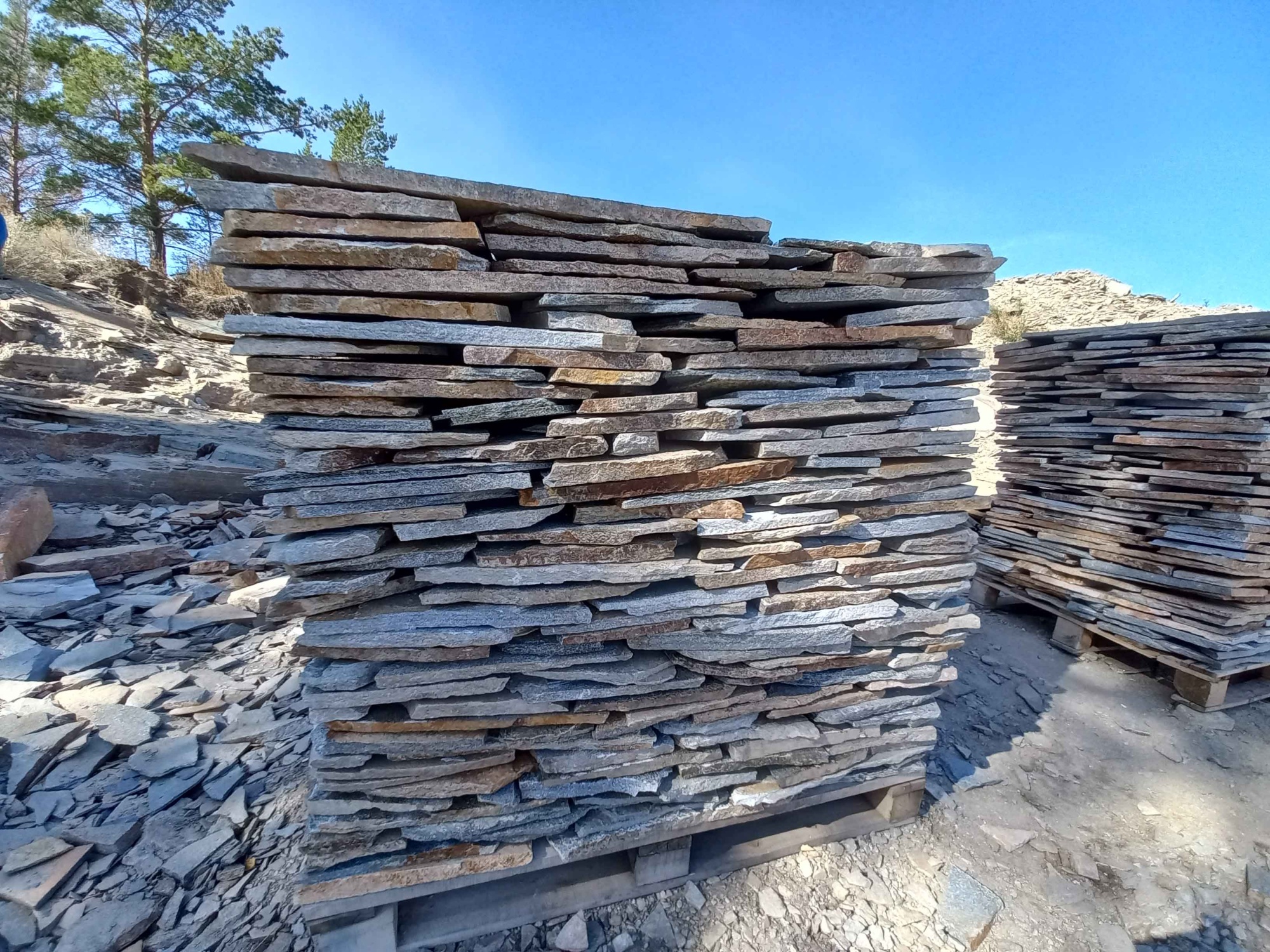 Плитняк златолит серебристый для фасада купить в Богдановиче