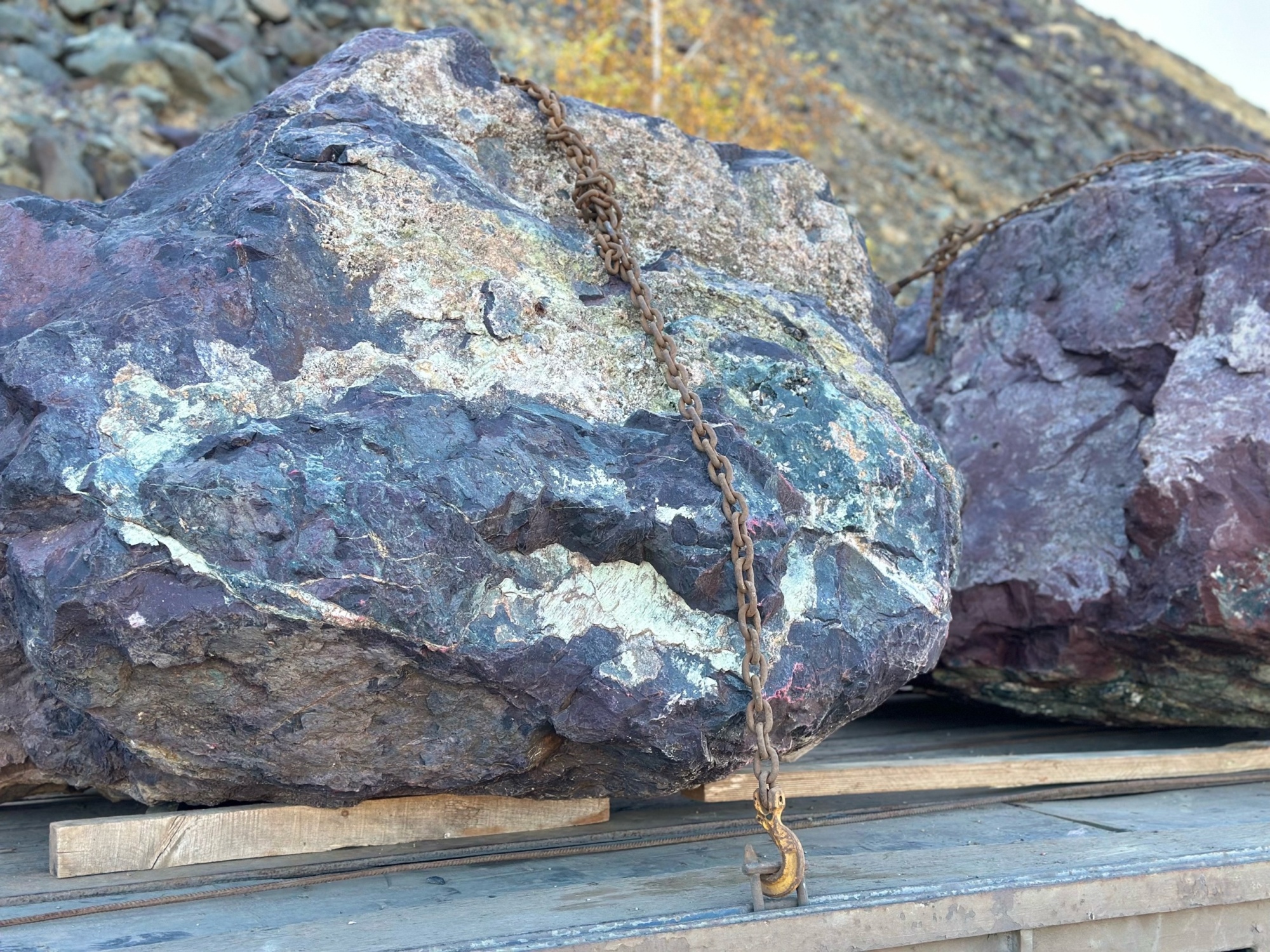 Огромные красно-фиолетовые валуны для ландшафтного дизайна весом более 5 тонн купить в Богдановиче