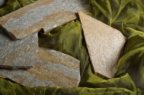 Плитняк златолит Уральский для цоколя, отмостки купить в Богдановиче