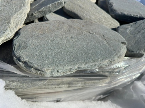 Плитняк златолит зелёный галтованный для мощения на бетон купить в Богдановиче